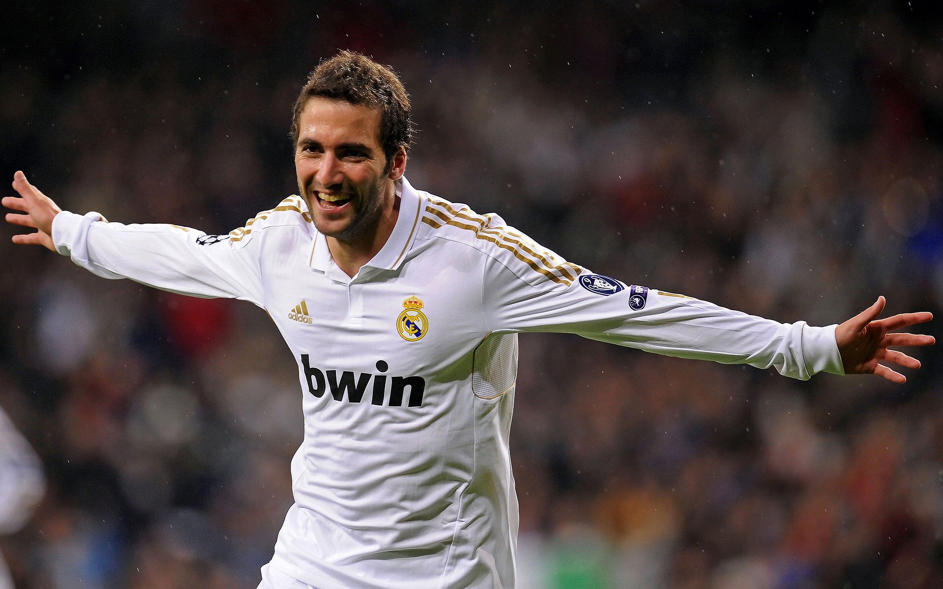 曼城高位抢断频频化解对方进攻，曼城进攻战术