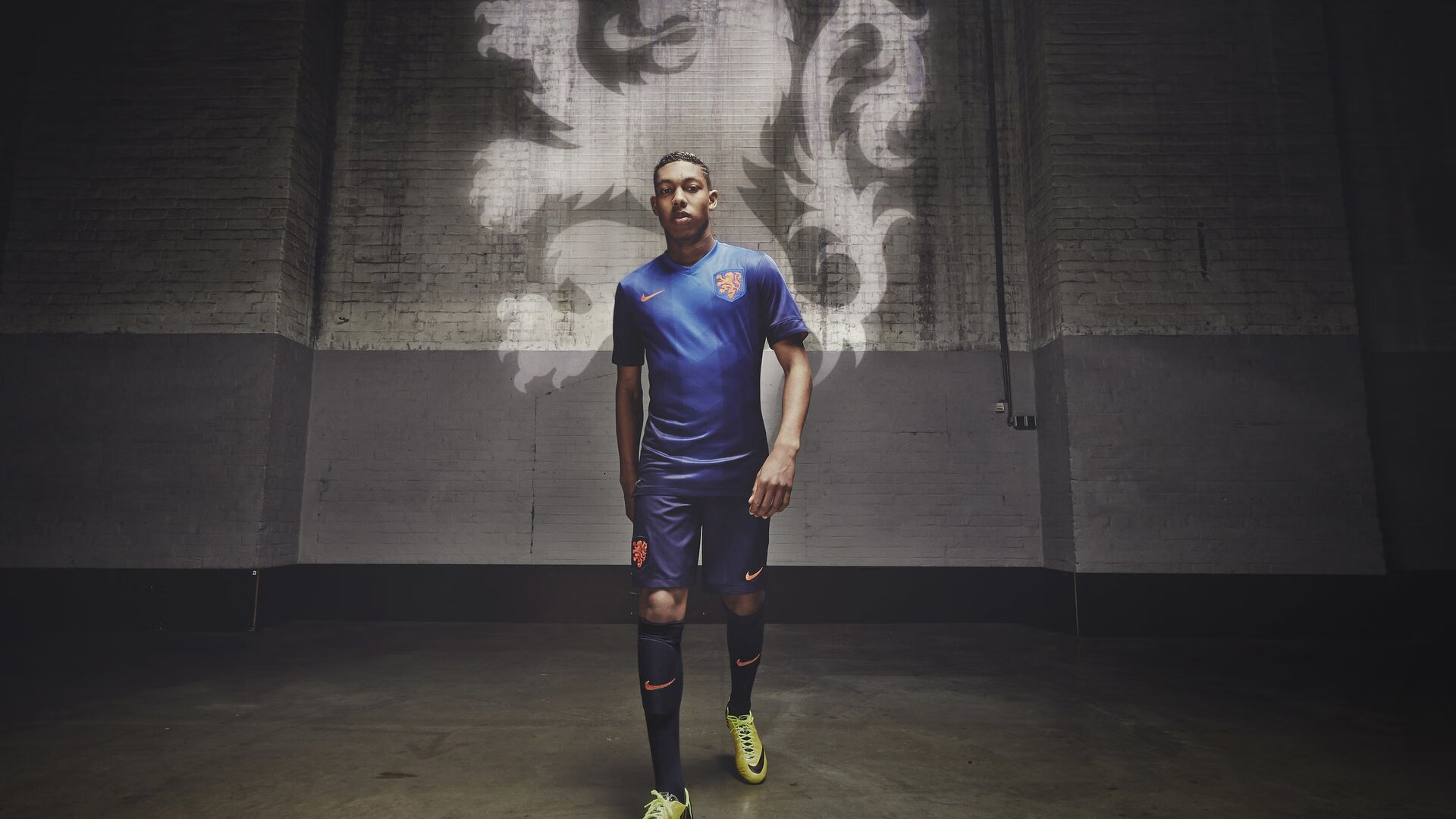 高位边卫内收构建“伪中场”